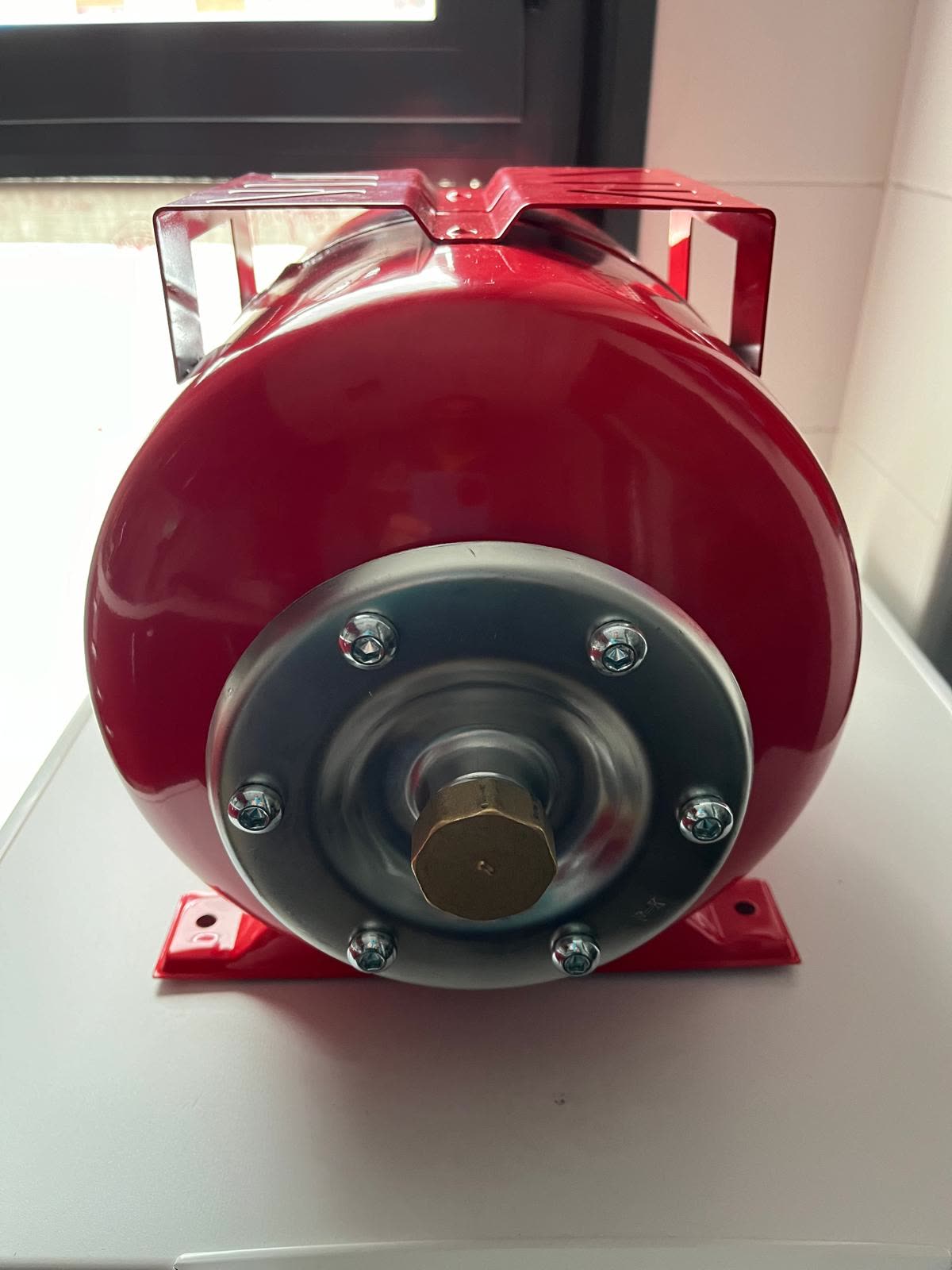 Presurizador de pelotas de pádel PadelTaller, acabado en rojo